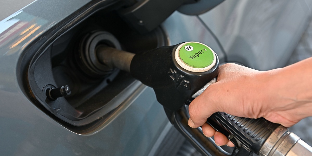 Mimit, al self la benzina sale a 2,1 euro, il gasolio a 2,208 euro