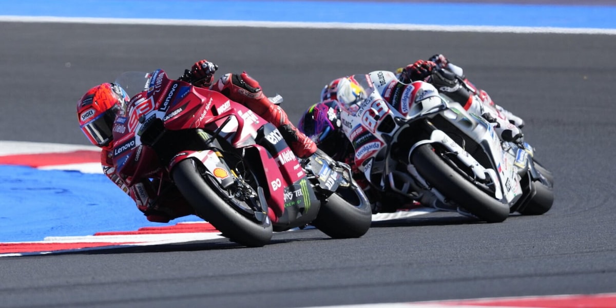 Marquez show a Misano, Marc trionfa davanti ad Alex. Bezzecchi subito out, Acosta completa il podio