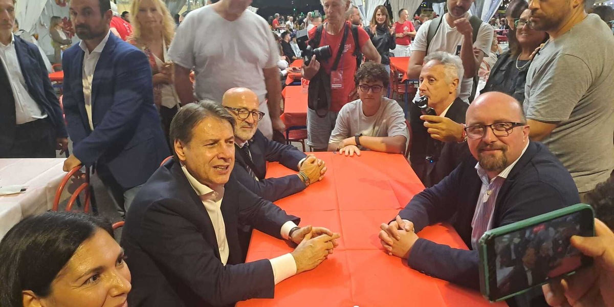 Conte, Meloni è entrata nel mondo Maga, è sovranista della domenica