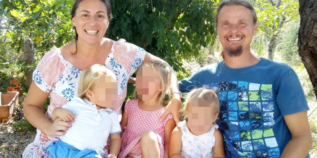 Famiglia nel bosco, i tre bambini verso il primo ingresso a scuola