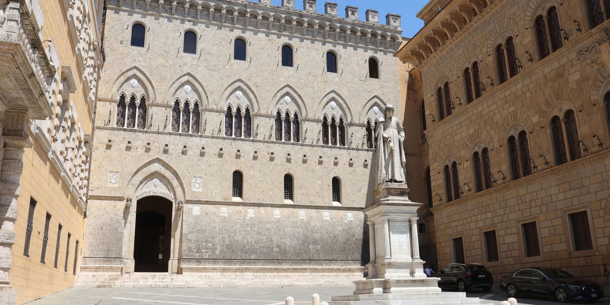 Antitrust avvia istruttoria per valutare l'opas di Intesa su Mps