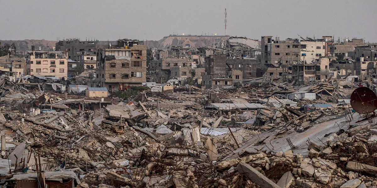 Crollo palazzo Gaza, 11 morti di cui 5 bambini, si scava tra le macerie