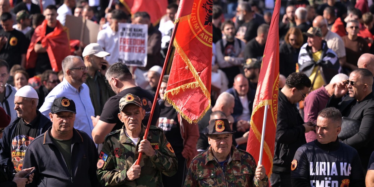 A Pristina manifestanti tentano assalto a sede Ue dopo la condanna a Thaci, respinti