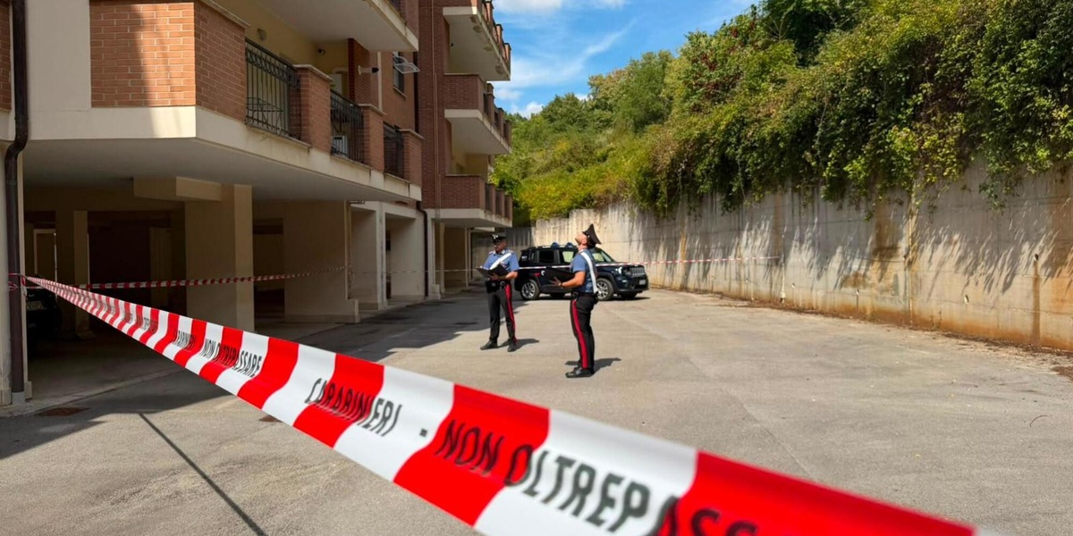 Solo a casa a 5 anni precipita dal balcone, gravissimo