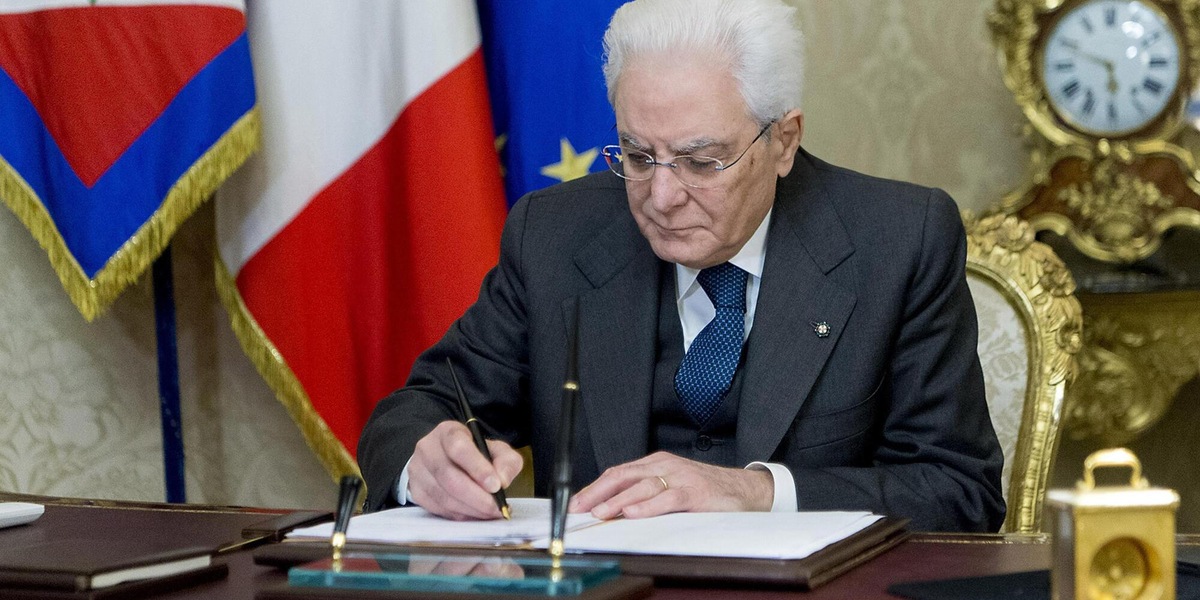 Mattarella emana il decreto sullo stop al bollo e il taglio delle accise