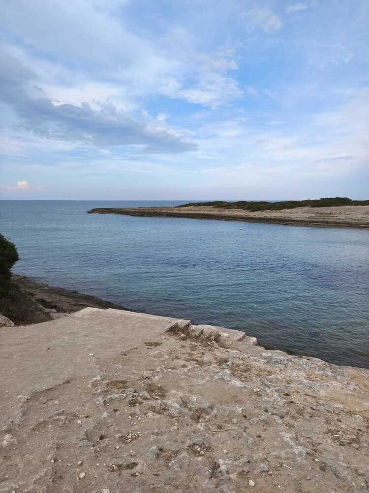 A pesca sugli scogli, uomo muore colpito da un fulmine nel Brindisino
