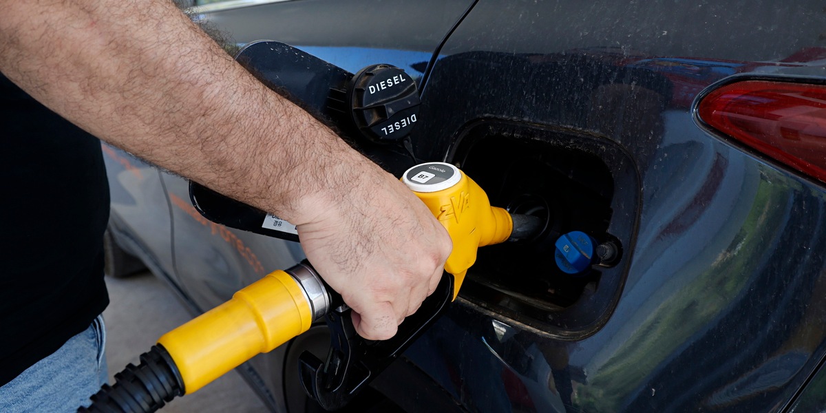 Il petrolio chiude in calo a New York a 100,30 dollari