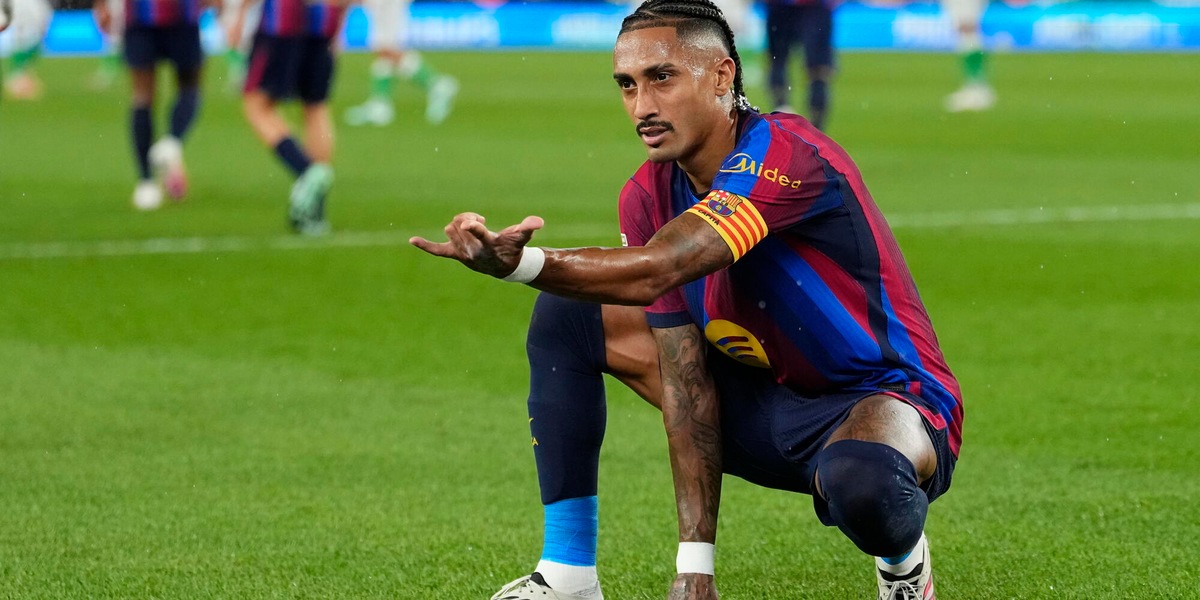 Liga: tripletta di Raphinha, il Barcellona ribalta il Siviglia e consolida la vetta