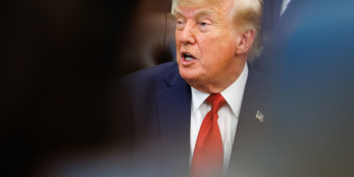 Trump, 'deciderò se e quando far esplodere l'Iran, si comportino bene'