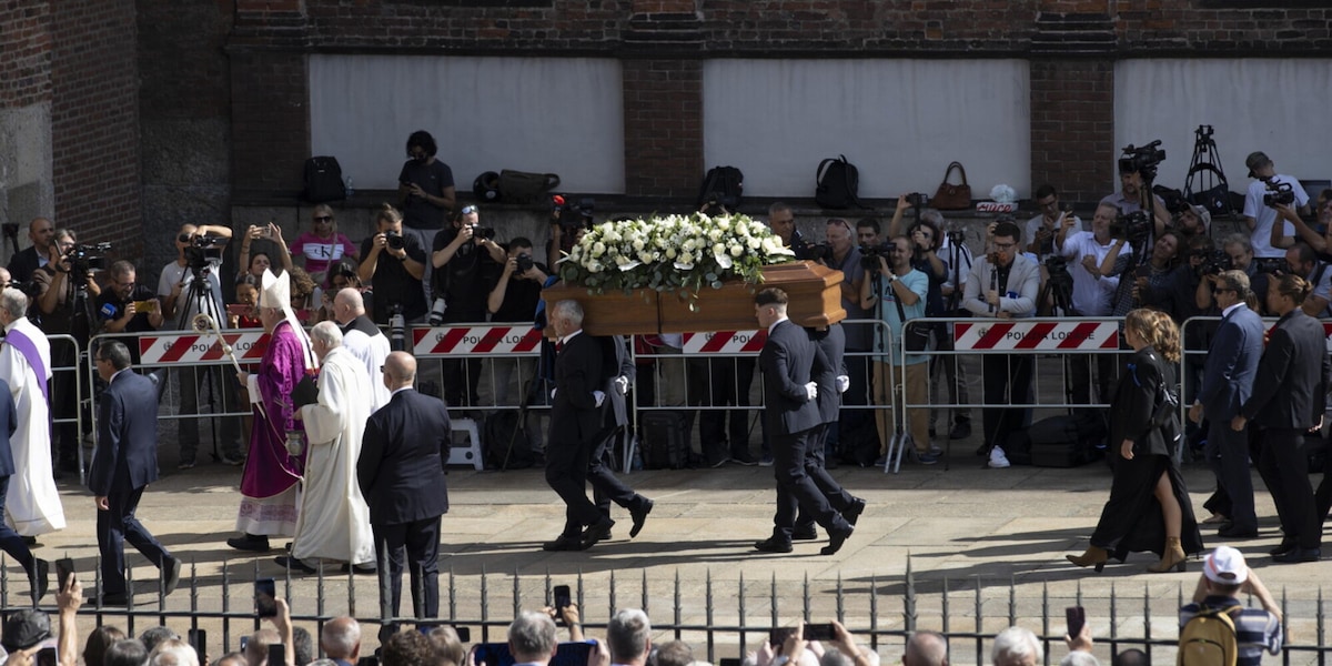 Funerali Mazzola, l’ultimo saluto: i tifosi Inter applaudono Carnevali e Massara