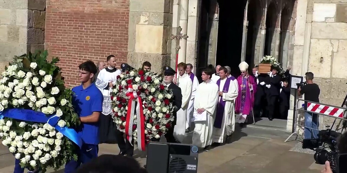 Sandro Mazzola, quanta commozione all'uscita del feretro
