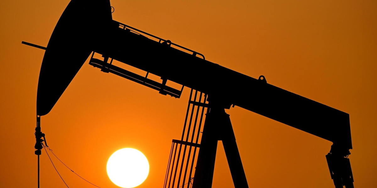 Il petrolio accentua il calo, anche il Brent sotto i 100 dollari