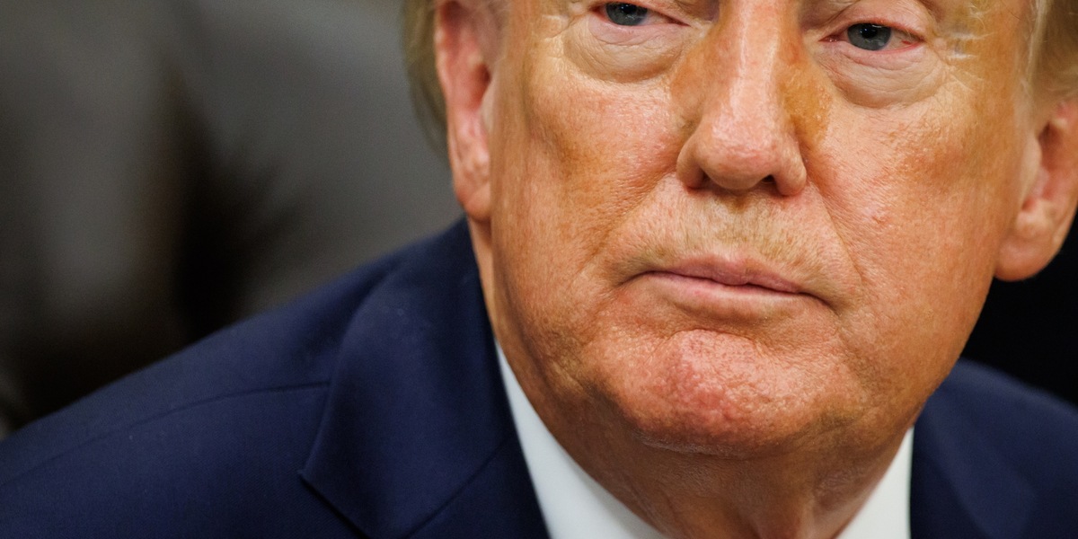 Trump cala ancora nei sondaggi, il consenso degli americani al 29%