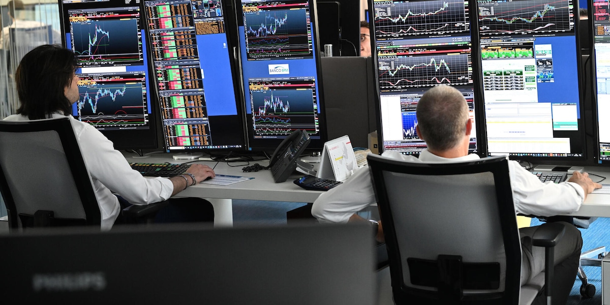 Borsa: Milano chiude in calo, pesano banche e assicurazioni
