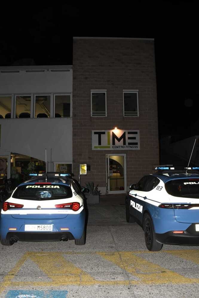 Precipita nel vano ascensore di un cantiere e muore