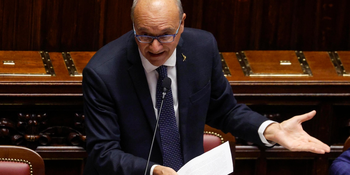 Valditara, sanzioni fino a 1.000 euro se genitori non imparano italiano