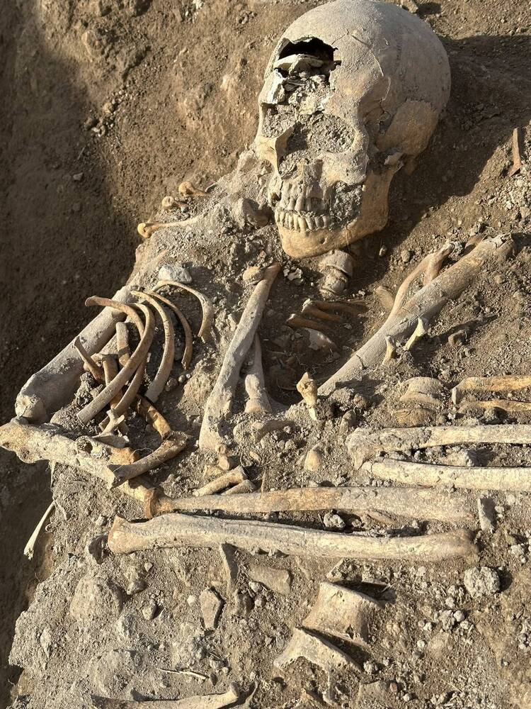 Resti medievali di mamma con bimbo tra le braccia ritrovati durante scavi nel Foggiano