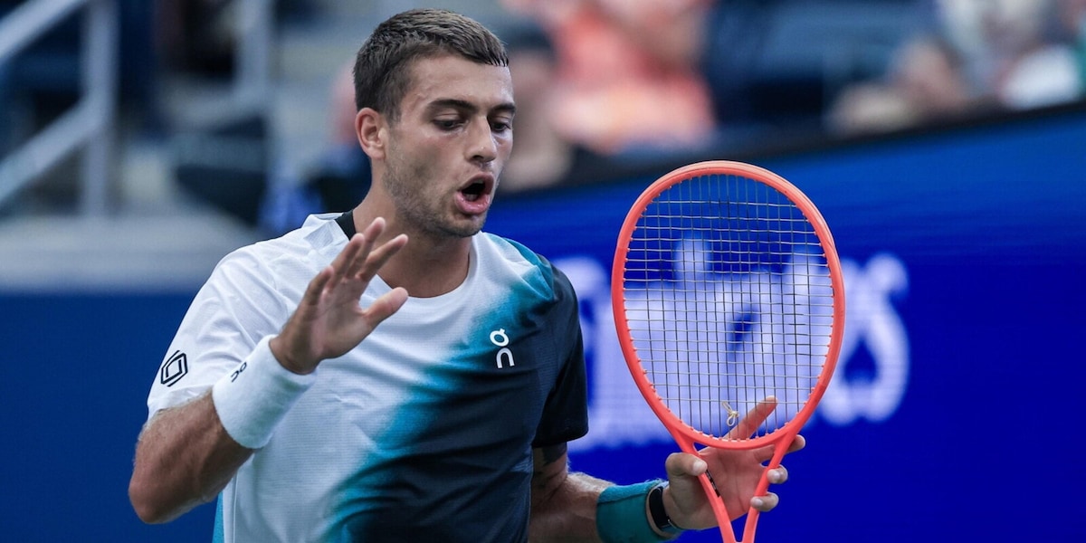 Cobolli eliminato all'esordio a Pechino. A Tokyo Berrettini rimonta show, Darderi stende Ruud
