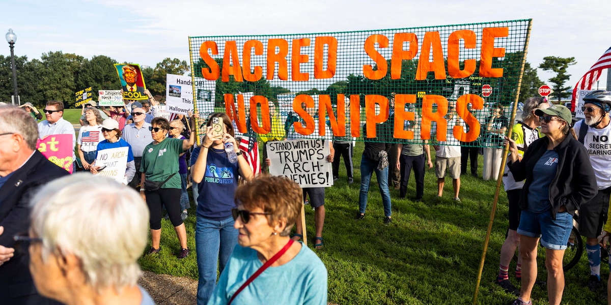 I veterani scendono in piazza contro l'arco di Trump, 'viola un luogo sacro'