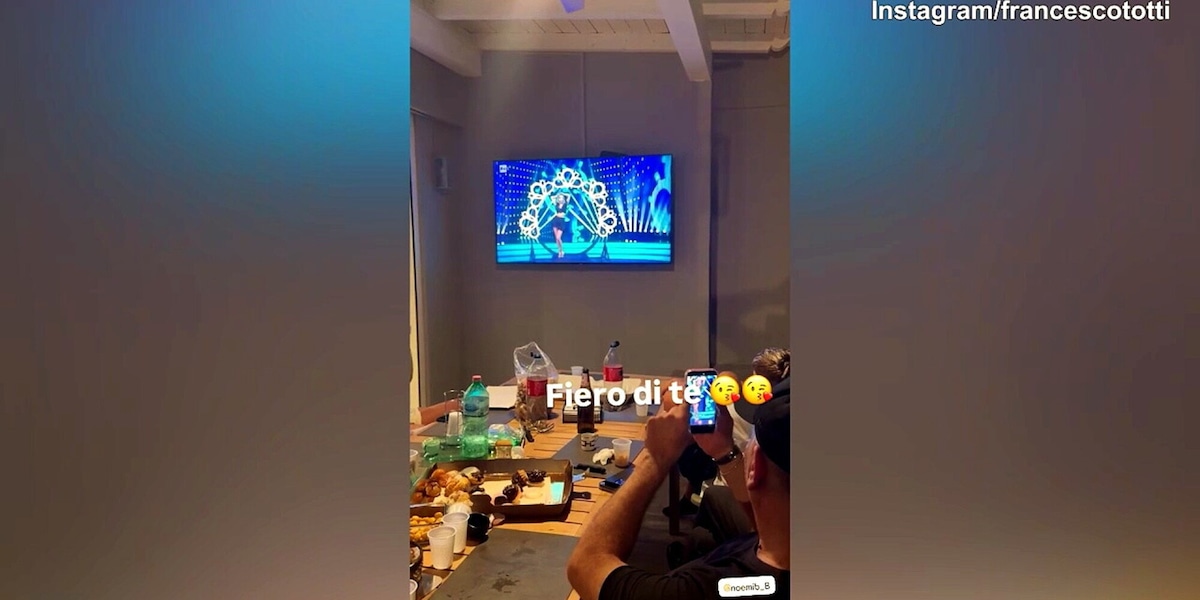 Totti guarda in Tv Noemi: "Fiero di te"