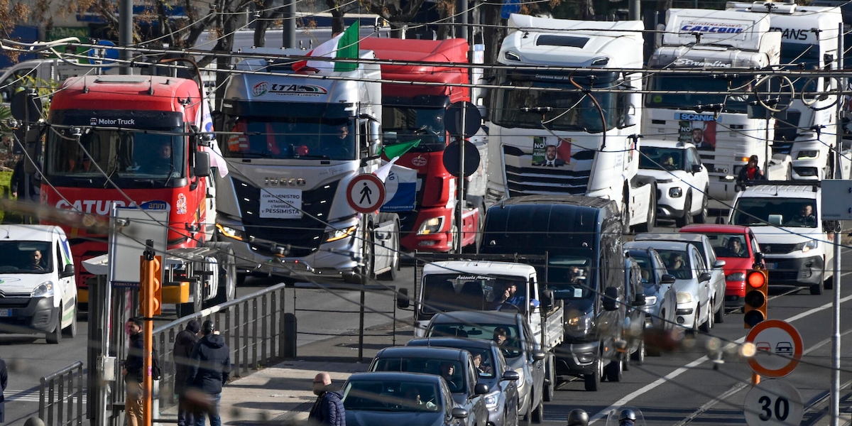 Innalzato a 70 anni il limite di età per guidare camion e autobus
