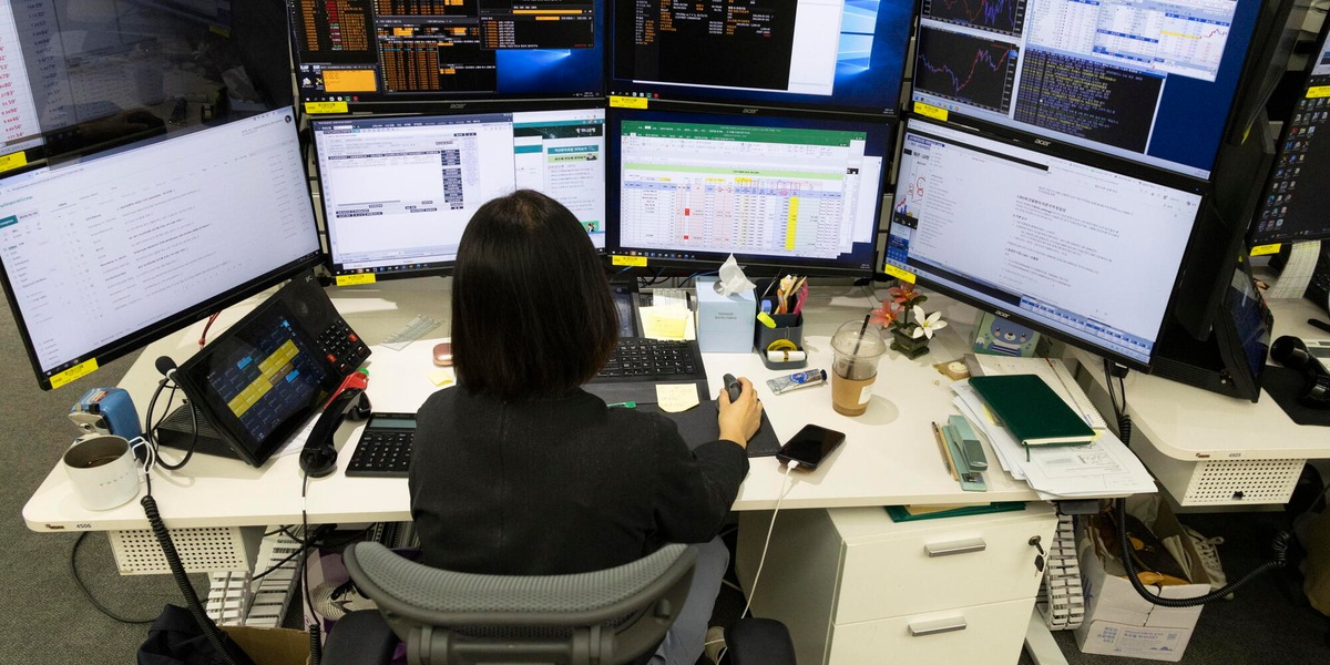 Borsa: Asia in ordine sparso, occhi sui microchip, Tokyo +0,85%