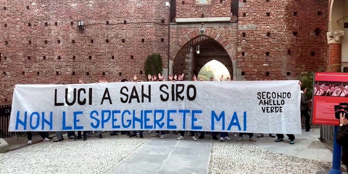 La protesta dei tifosi interisti alla presentazione del nuovo stadio