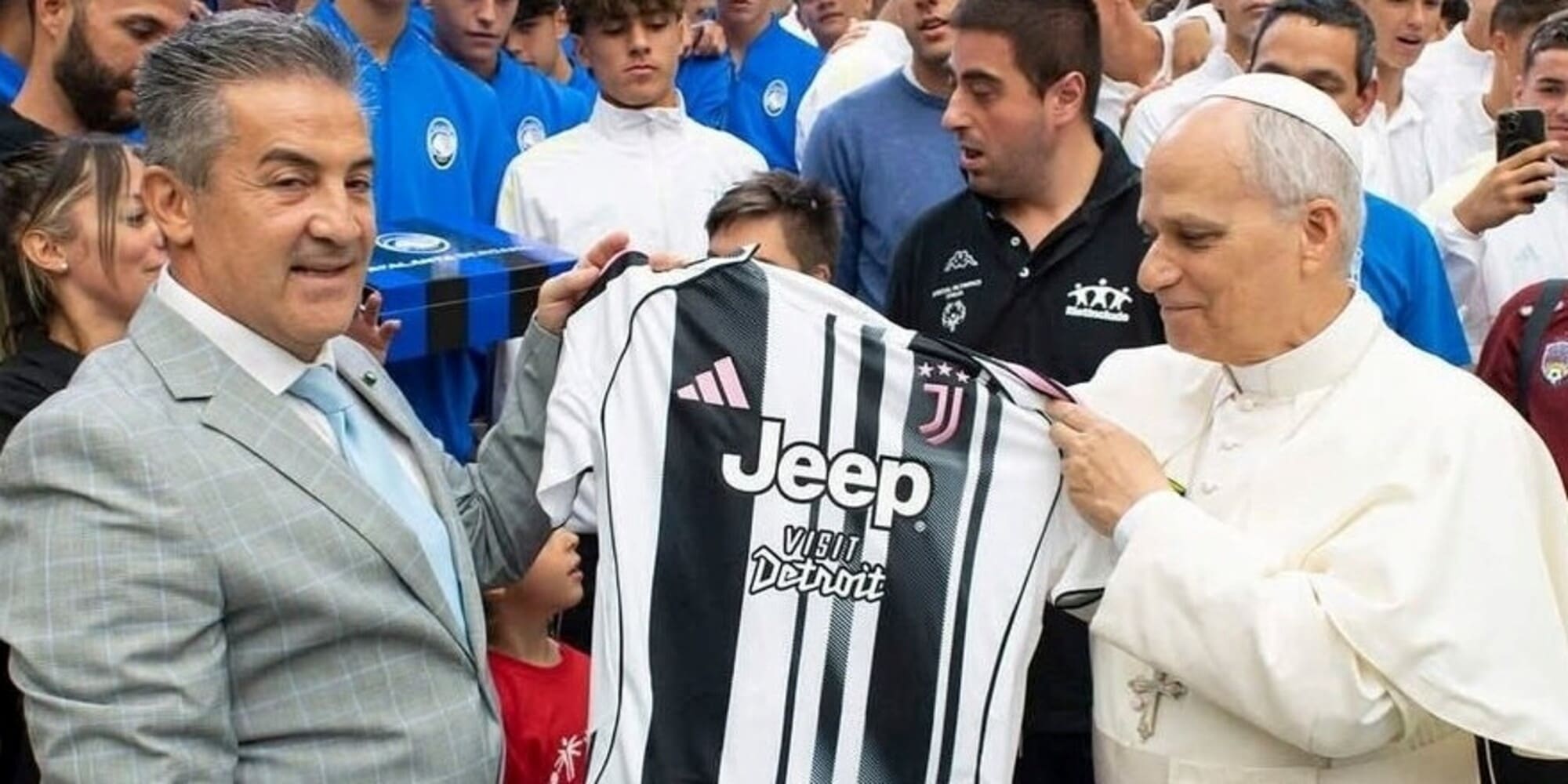 Tuttosport – Papa Leone con la maglia e numeri Stadium da record! Tuttosport – Papa Leone con la maglia e numeri Stadium da record!