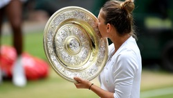 Halep, trionfo e...bacio a Wimbledon!