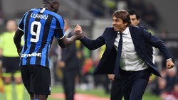 Conte dà il cinque a Lukaku: festa Inter nel derby