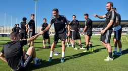 Juve, scherzi in allenamento: Demiral cade, Higuain se la ride