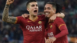 Smalling e Mancini lanciano il tris della Roma: applausi e abbracci all'Olimpico!