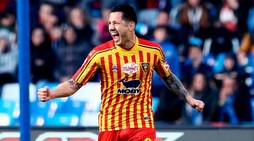 Lapadula fa doppietta, eurogol di Mancosu: il Lecce vince a Napoli 3-2!
