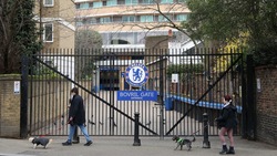 Si ferma la Premier League. Dal Chelsea all'Arsenal: stadi deserti