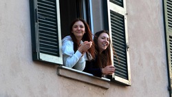 Coronavirus, l’Italia canta e balla dalla finestra di casa