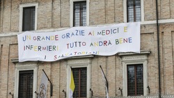 Coronavirus, in Vaticano striscione per omaggiare medici e infermieri