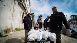 Coronavirus, Napoli solidale: pasti ai più bisognosi