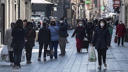 Genova, tanta gente in giro nonostante i divieti: è polemica
