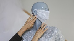 Coronavirus, manichini da sposa con la mascherina in Germania