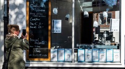 Coronavirus, da gelateria a negozio di mascherine