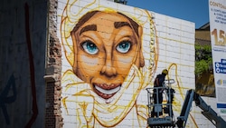 Coronavirus, a Milano un murale dedicato al personale ospedaliero