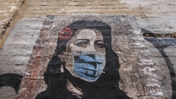 Coronavirus, murales con la mascherina a Roma