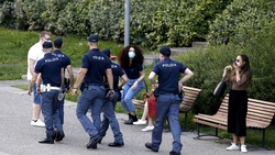 Coronavirus, controlli della Polizia sui Navigli di Milano