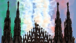 Frecce tricolori sopra Milano: spettacolo in cielo