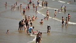 Coronavirus, voglia di mare: spiagge d’Europa affollate