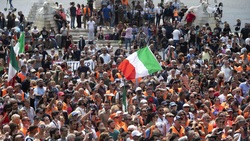 Gilet arancioni, manifestazione a Roma senza mascherine e distanziamento