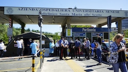 Zanardi, le foto all'esterno dell'ospedale