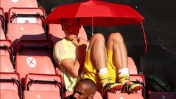 Southampton-Arsenal, ombrelli in panchina per il sole
