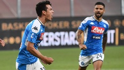 Mertens-Lozano, il Napoli va: Genoa ko 2-1