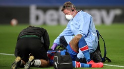 Premier League, paura per Van Aanholt: ossigeno in campo